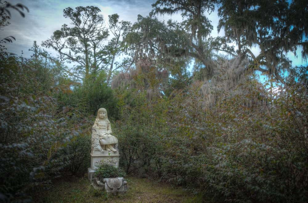 Una foto de Little Gracie en Johnson Square en la Embrujada Savannah Georgia, Ghost City Tours.