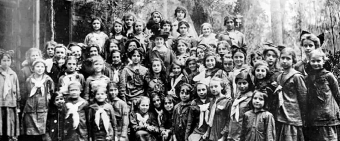 A historical photo of Juliette Gordon Low and her Girl Scouts troop in 1913
