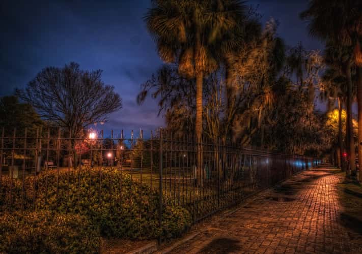 Una foto del embrujado Cementrio del Parque Colonial, una parada destacada en muchos de los Tours de Fantasmas de Ghost City en Savannah, Georgia.