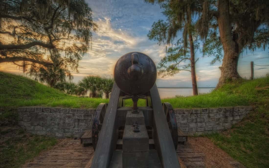 Una foto de uno de los cañones en el Fuerte McAllister al atardecer, que se encuentra a las afueras de Savannah Georgia