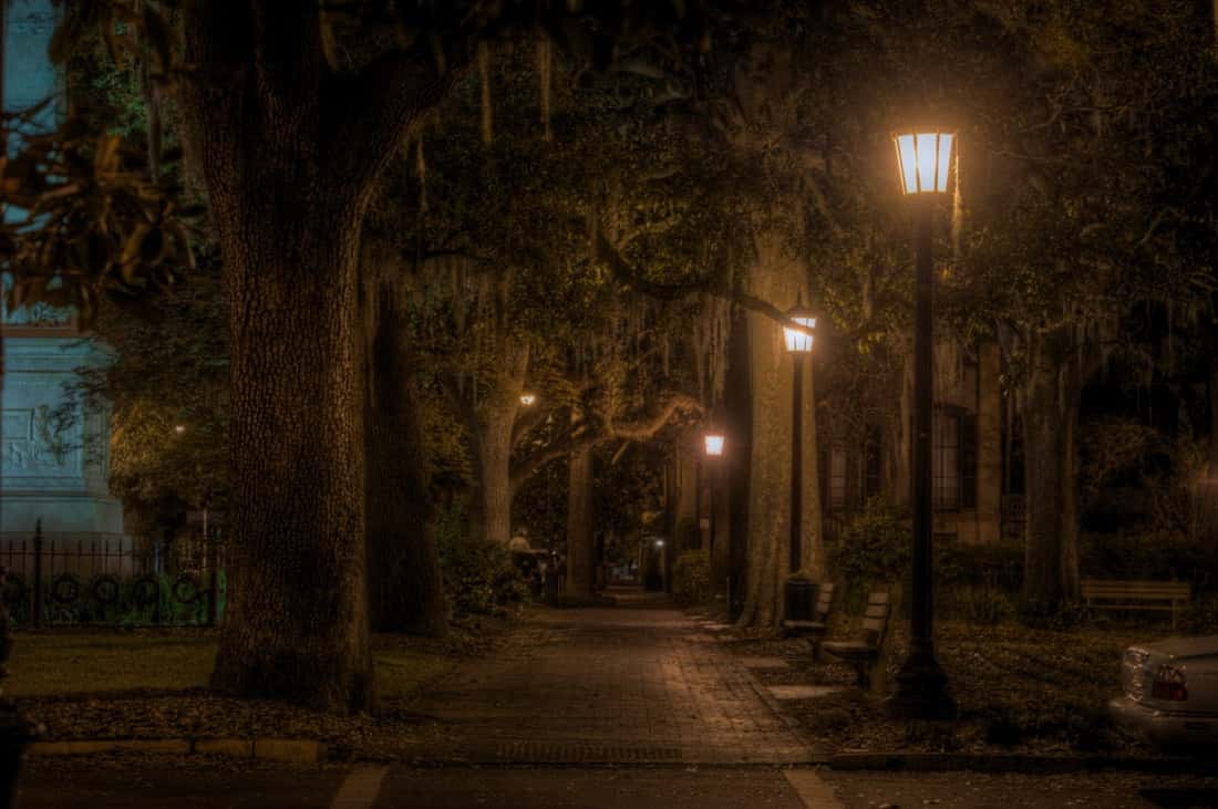 Una foto de Casimir Pulaski y la actividad fantasmal en Monterey Square en Savannah Georgia, Ghost City Tours.