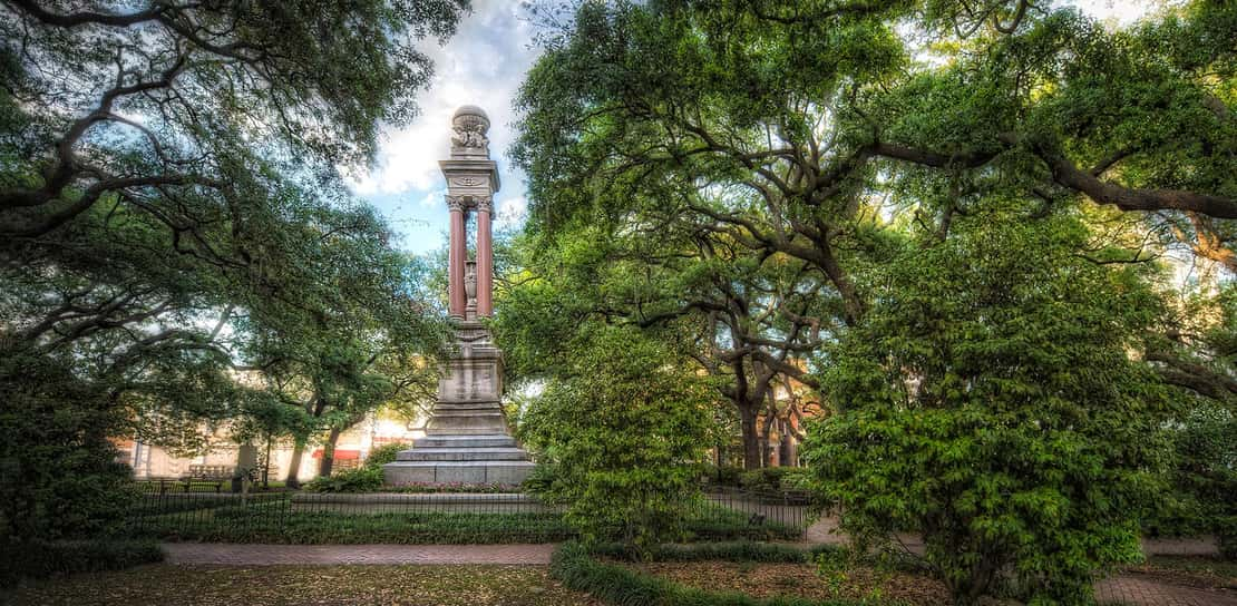 Una foto de la Embrujada Plaza Wright, una de las plazas más embrujadas de Savannah, Georgia.