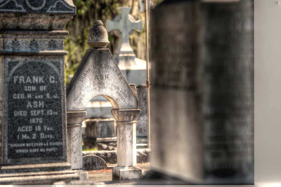 Una foto de algunas de las lápidas en el cementerio embrujado de Laurel Grove en Savannah, Georgia.