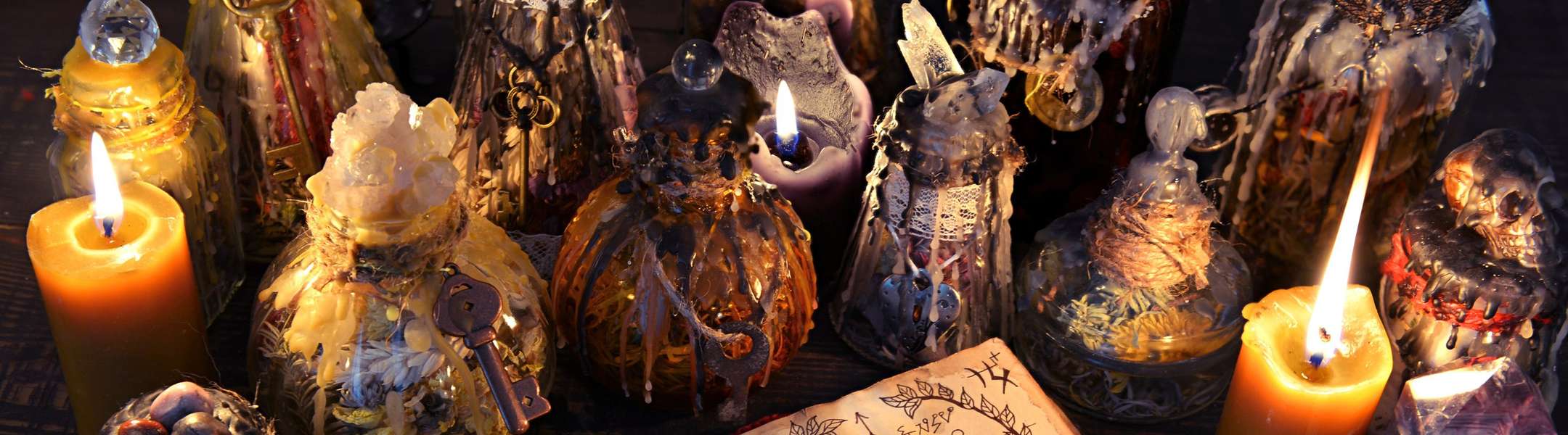 Velas, utilizadas en rituales por brujas reales, algunas de las cuales se pueden encontrar en Salem. Escucharás sobre ellos en este tour.
