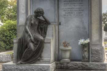 Una de las muchas tumbas familiares que encontrará si visita el cementerio de Metairie, cerca de Nueva Orleans