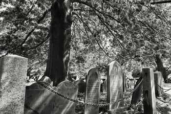 El Viejo Lugar de Entierro en el Cementerio en Salem, que se dice que es el cementerio más embrujado de Salem