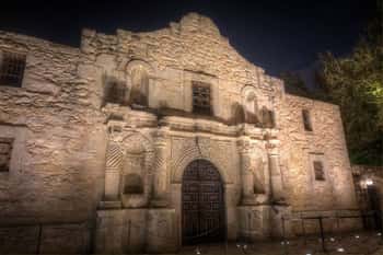 El frente del Alamo, ampliamente considerado como uno de los edificios más encantados de San Antonio.