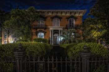 La Casa Mercer-Williams, fotografiada de noche
