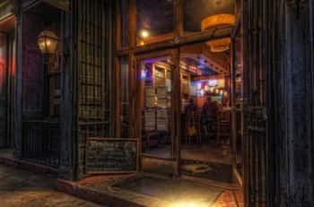 La entrada a la Taverna Tondee, uno de los restaurantes más embrujados de Savannah