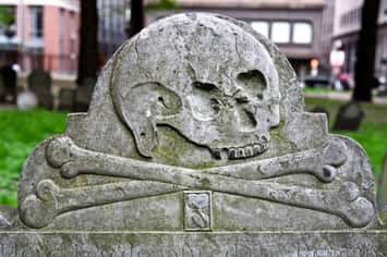 Granary Park Cemetery, uno de los lugares embrujados que visita Boston Ghost Tours.