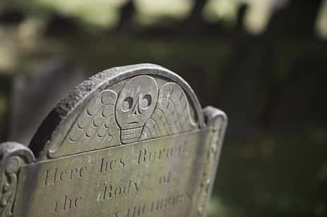 El Cementerio King's Chapel - uno de los embrujados cementerios históricos de Boston.