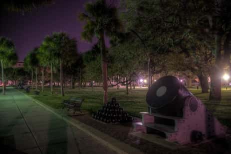 Jardín White Point Garden, el sitio de muchos avistamientos de fantasmas en Charleston, Carolina del Sur