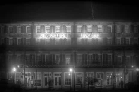 El hotel más embrujado de Savannah, el Hotel Marshall House Hotel.
