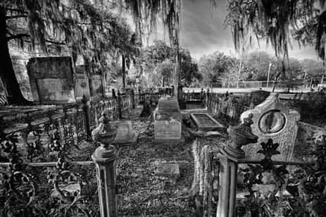 Una fotografía del embrujado cementerio Laurel Grove, en Savannah Georgia