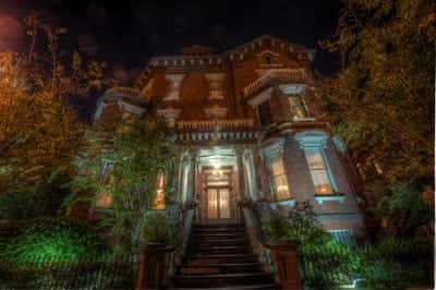 La Casa Kehoe, el cual es ampliamente considerado como uno de los hoteles más embrujados en el distrito histórico de Savannah.