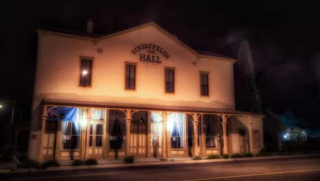 El Schieffelin Hall de noche, conocido como uno de los edificios más embrujados de Tombstone, Arizona.