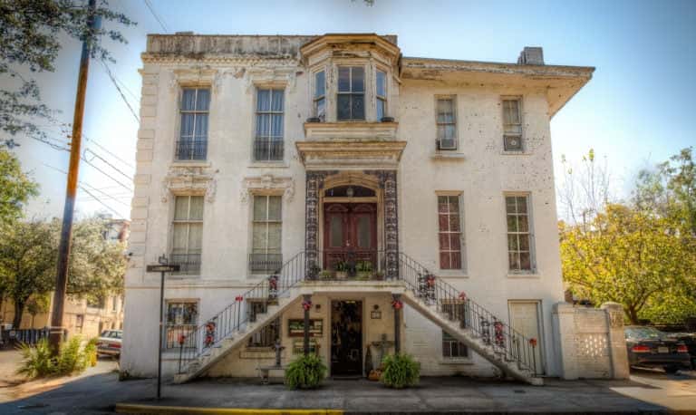 Una foto de una de las casas en Calhoun Square de Savannah, que es otro lugar embrujado en Savannah, Georgia.