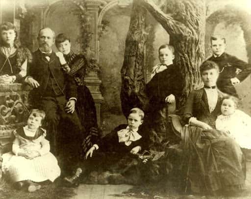 Walter y Josephine Gresham con siete de sus nueve hijos.