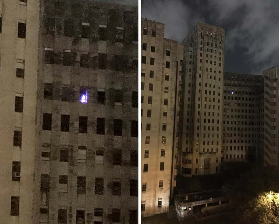 Una foto de un árbol de navidad en el Hospital Charity en la embrujada ciudad de Nueva Orleans Louisiana, Ghost City Tours