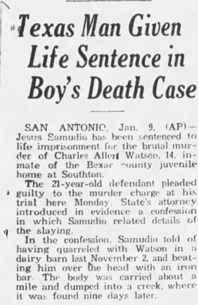 Un recorte de periódico de San Antonio de un caso de asesinato, en el que un hombre asesinó a un niño.