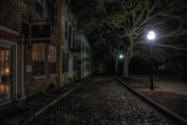 Uno de los callejones encantados de Charleston, como verás en el Tour de fantasmas de Muerte y la Depravación