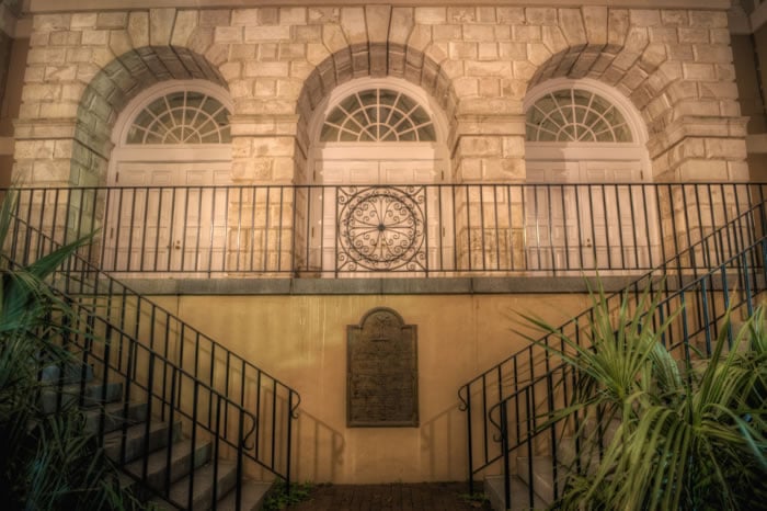 La parte trasera del edificio embrujado de Exchange, en Charleston, donde se encuentra la Prisión Militar Provost. 