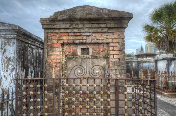 Una tumba familiar, cubierta de símbolos vudú en el cementerio de St. Louis