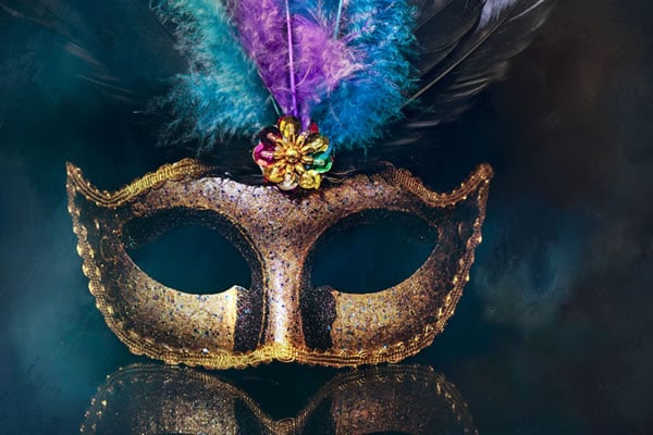 Una Máscara de Mardi Gras, perseguida por las tradiciones de Mardi Gras.