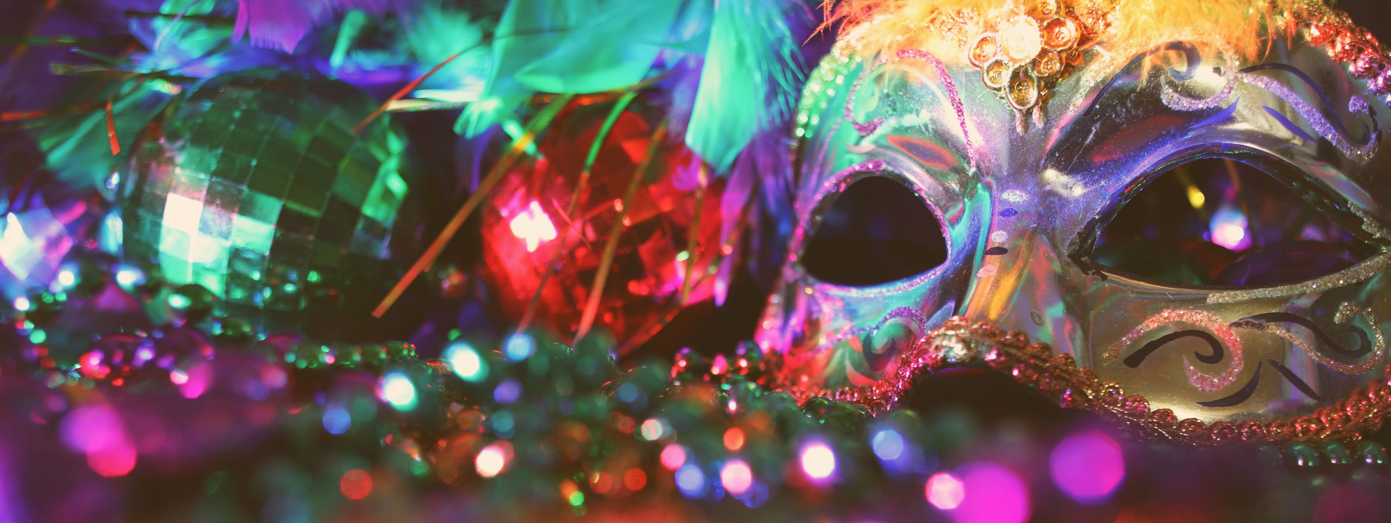 Máscaras de Mardi Gras, que contribuyen a la oscura historia del Mardi Gras en Nueva Orleans.