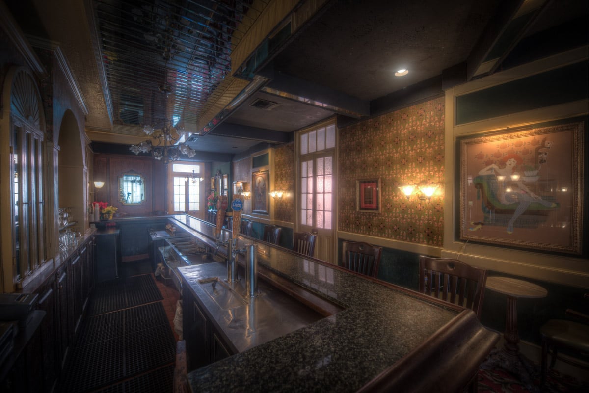 Una foto de May Bailey, ahora un bar conectado al Hotel Dauphine Orleans, pero que alguna vez fue una de las casas deportivas más opulentas de la historia de Nueva Orleans.