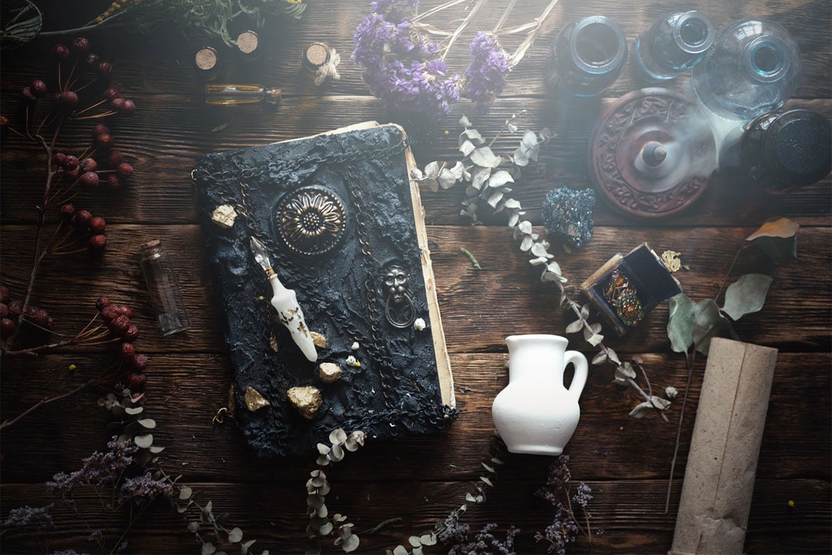 El libro de hechizos y otros elementos utilizados en brujería y vudú en Nueva Orleans
