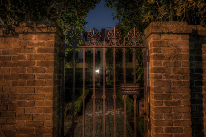 Una foto del jardín fantasmal que conduce a la Casa Embrujada de Beauregard Keyes en Nueva Orleans, Luisiana, Ghost City Tours