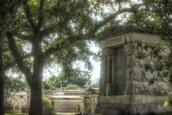 El cementerio de Metairie, ampliamente considerado como uno de los cementerios más embrujados del área de Nueva Orleans
