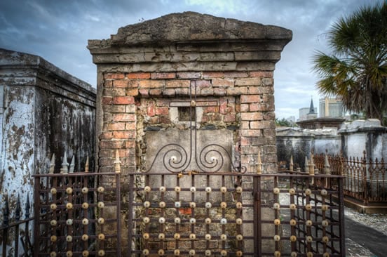 Una tumba en el Cementerio de St. Louis #1, en Nueva Orleans, Ghost City Tours