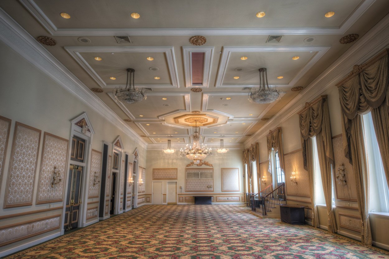 Una foto del salón de baile embrujado en el Bourbon Orleans Hotel en Nueva Orleans