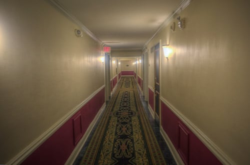 Una foto de uno de los muchos pasillos encantados del Bourbon Orleans Hotel en Nueva Orleans.
