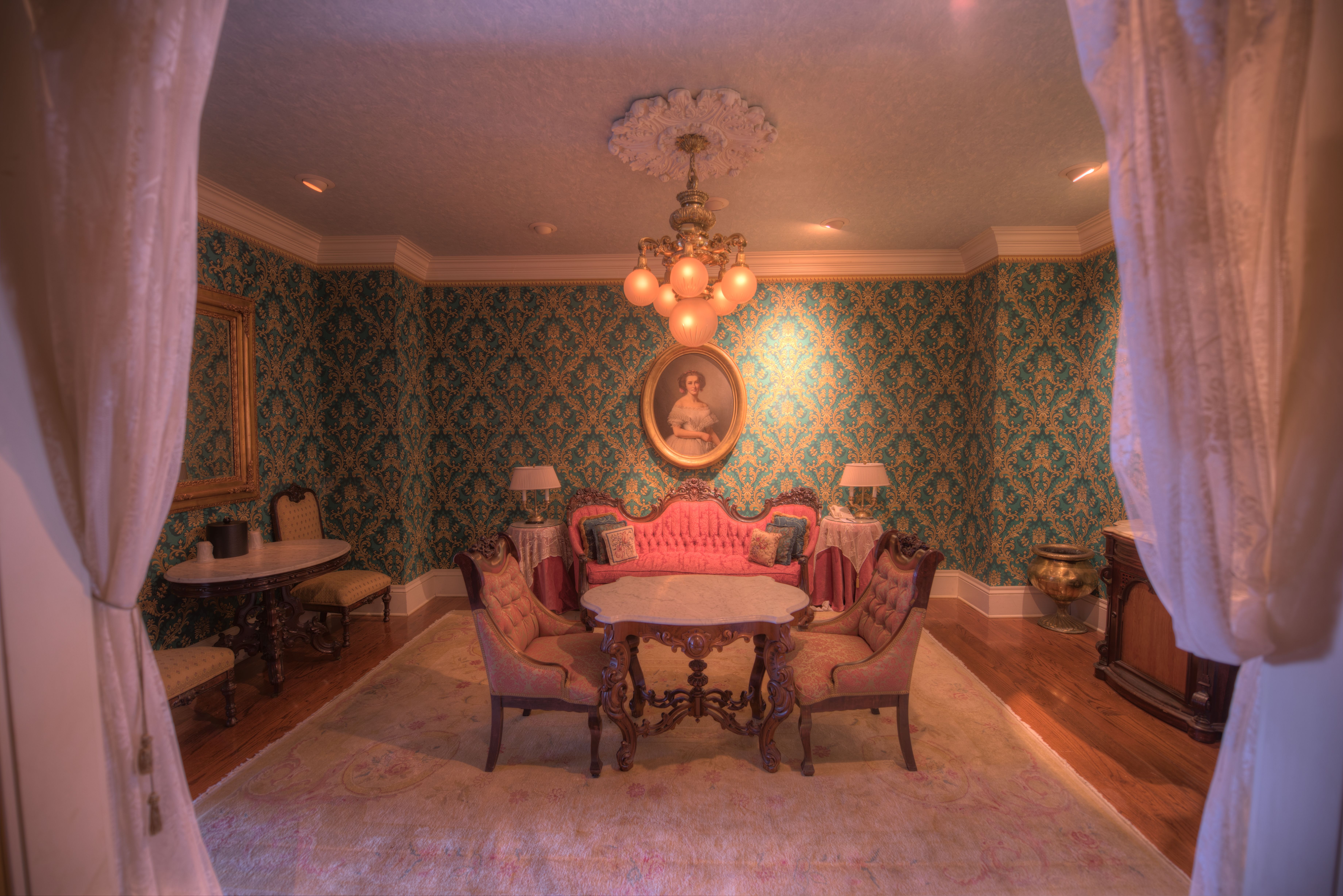 Una foto de una de las muchas habitaciones opulentas del embrujado Le Pavillon Hotel en Nueva Orleans, Louisiana.