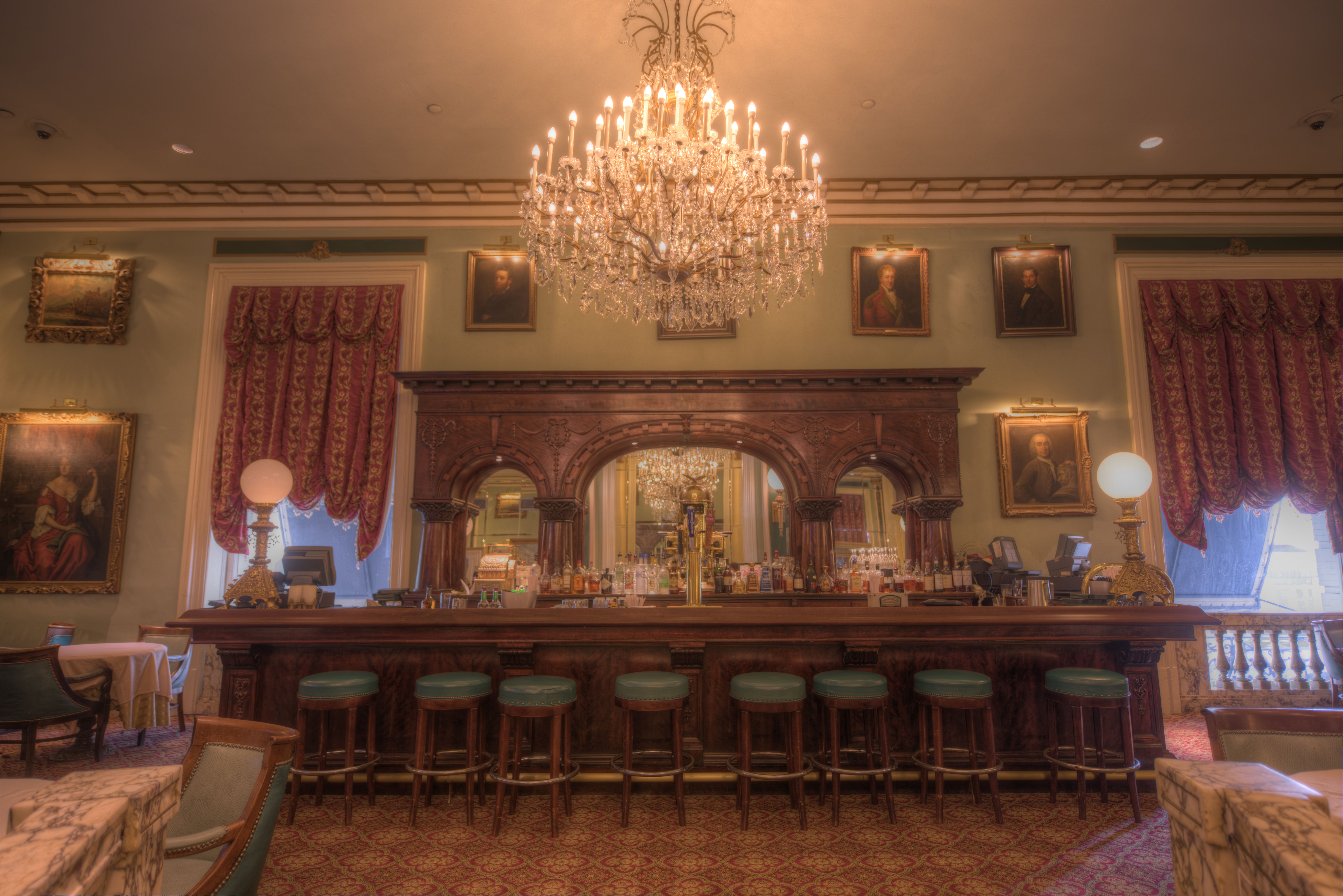 Una foto del bar victoriano en el Haunted Le Pavillon Hotel, que se encuentra en Nueva Orleans, Luisiana.