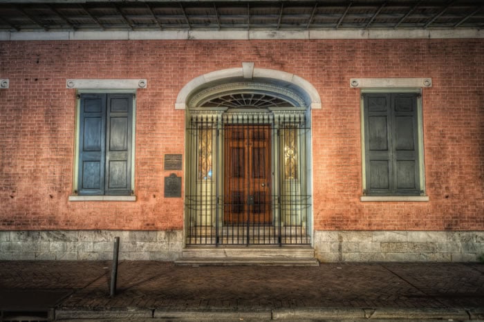 Una foto del frente de la Casa Museo Hermann-Grima, que se encuentra en el barrio del Barrio Francés de Nueva Orleans, Luisiana
