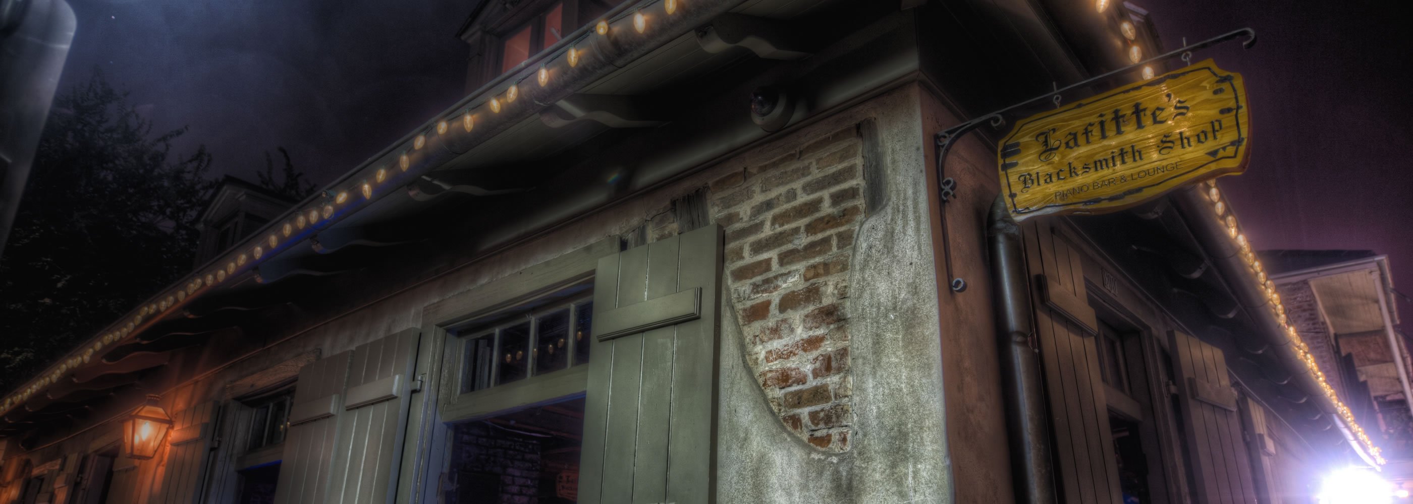 El Lafitte's Blacksmith Shop, uno de los bares más embrujados del Barrio Francés en Nueva Orleans