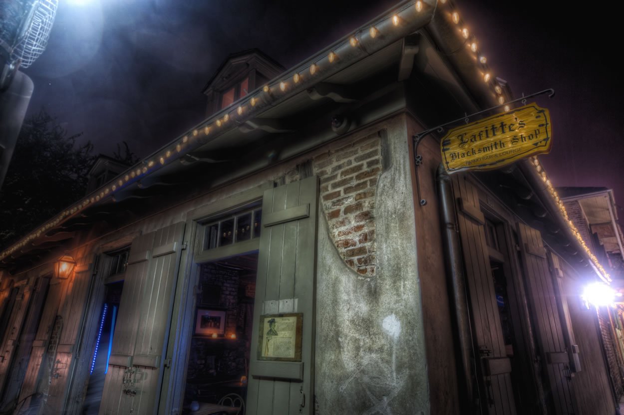Una foto del embrujado Lafitte's Blacksmith Shop en Nueva Orleans, Louisiana, Ghost City Tours