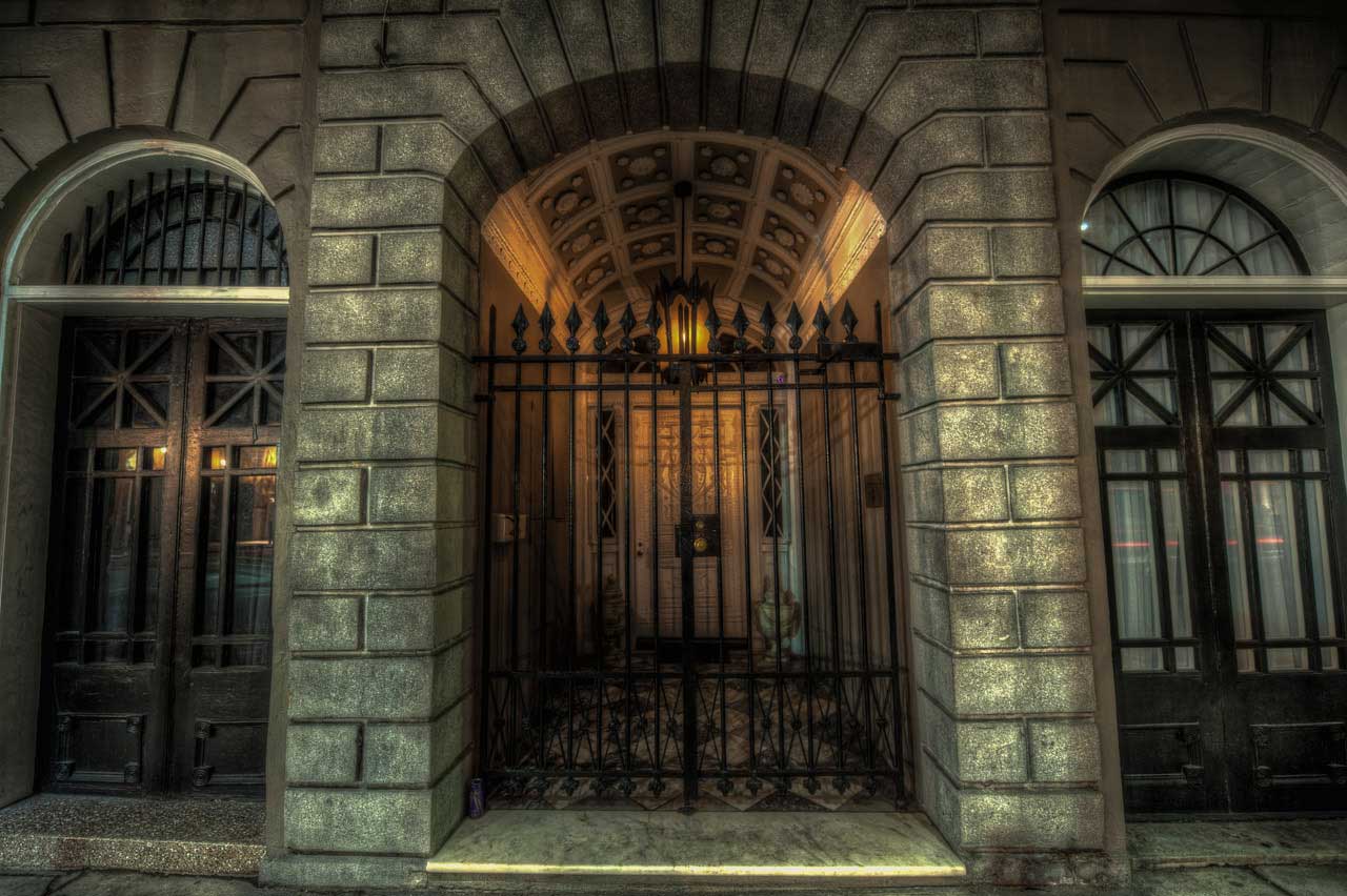 La puerta principal y la puerta de la mansión LaLaurie