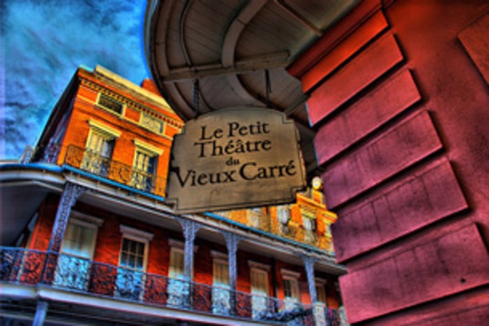 Una foto de la parte exterior de el Teatro Le Petit de Vieux Carre, que se encuentra en Nueva Orleans, Louisiana.