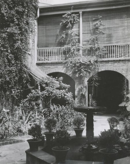 Una foto de la fuente de Le Petit Theatre, en Nueva Orleans, a principios de los 1900s.