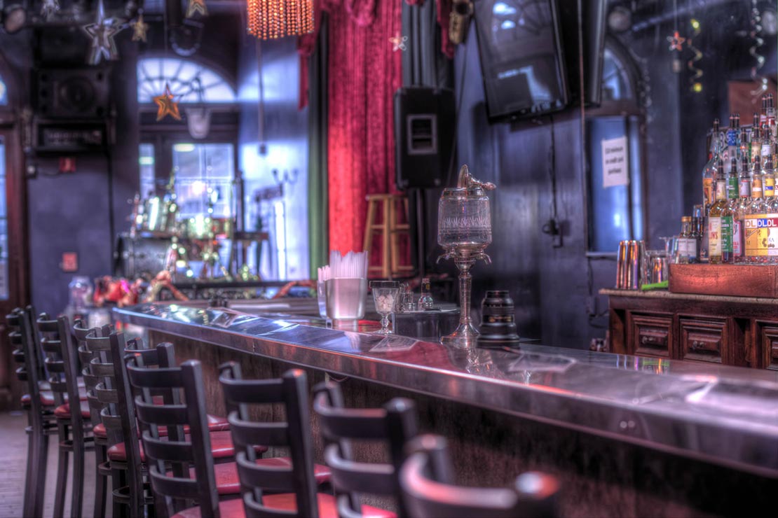 Una foto del bar en el Mahogany Jazz Club en Nueva Orleans, Louisiana, Ghost City Tours