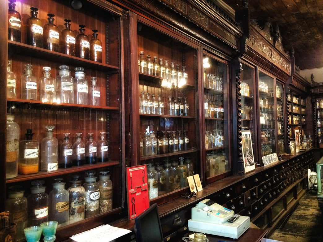 Una vista del Museo de la Farmacia embrujada en Nueva Orleans. Únase a uno de nuestros Tours Embrujados para escuchar la historia completa sobre los fantasmas y apariciones que tienen lugar en el Museo de la Farmacia.