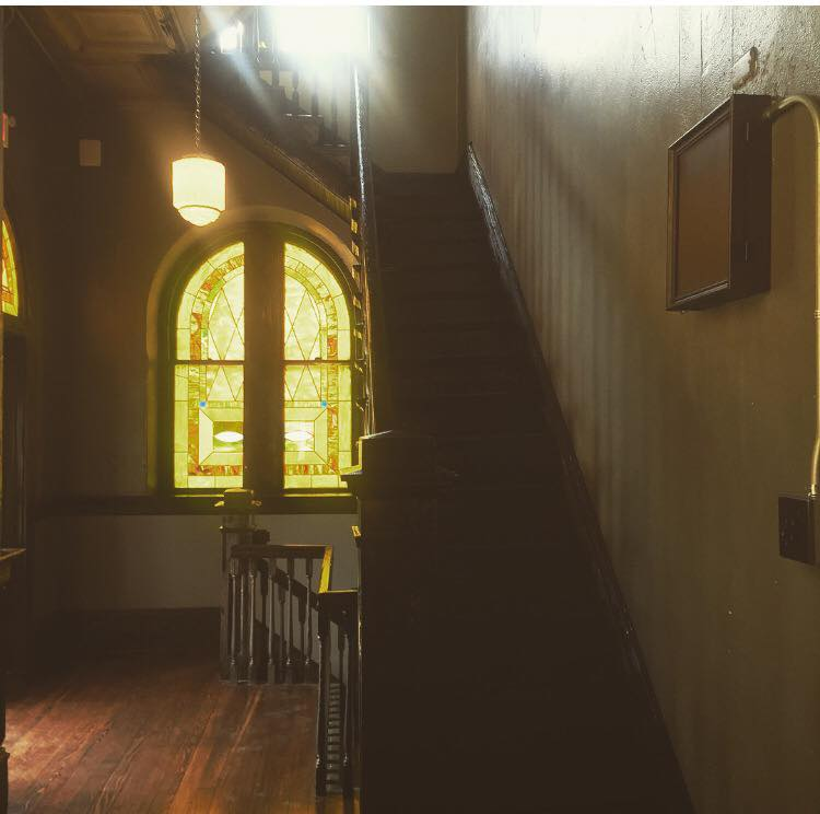 Una foto de la vieja escalera en el ahora restaurante de perros calientes Frank, pero el antiguo Teatro Alamo Street en San Antonio Texas