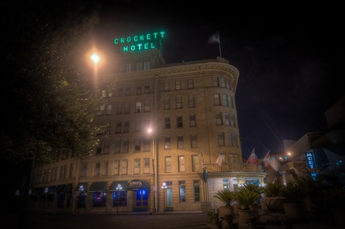 El hotel Crockett. Mucha gente considera que este es uno de los lugares más embrujados de San Antonio.
