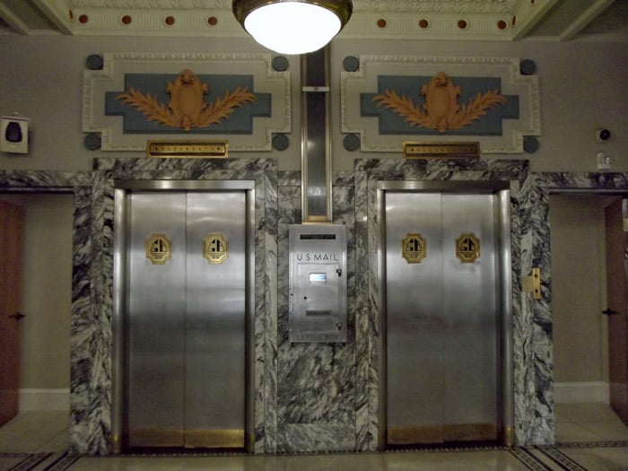 Una foto de los ascensores más antiguos de San Antonio, Texas, ubicados en el Hotel Indigo en el Alamo