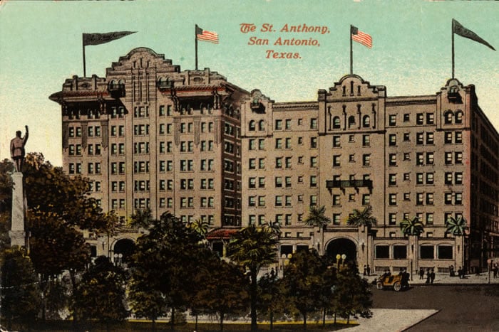 Postal del histórico Hotel St. Anthony, que se encuentra en San Antonio Texas
